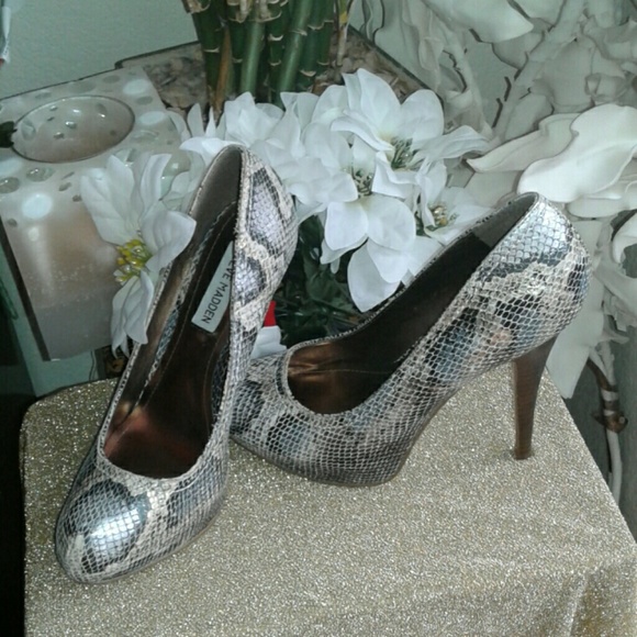 STEVE MADDEN *FLAASH* SNAKESKIN PLATFORM PUMPS - Picture 3 of 5